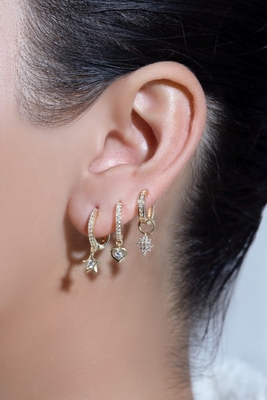 Позолоченные Mini Dangle Heart CZ Huggie серьги Добавляют гламура в ваш внешний вид