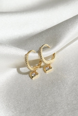 Позолоченные Mini Dangle Heart CZ Huggie серьги Добавляют гламура в ваш внешний вид