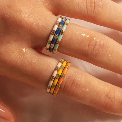 Ручно изготовленные кубические слагаемые кольца 18K покрытые золотом 925 Стерлинговое серебро с белым эмалированным кубическим цирконом Минималистский ювелирный подарок для женщин