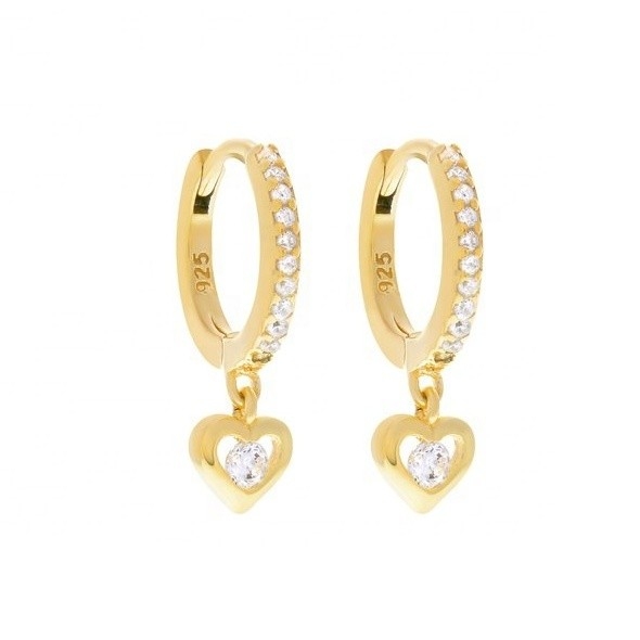 Позолоченные Mini Dangle Heart CZ Huggie серьги Добавляют гламура в ваш внешний вид