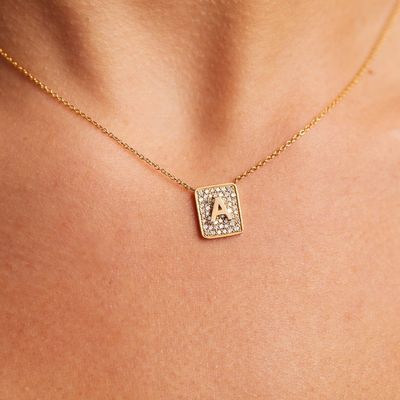 Сделайте ее день с 14K золотой квадратные первоначальные драгоценные камни ожерелья для женщин подарок на Валентина