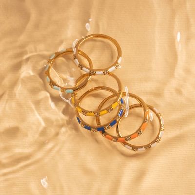 Ручно изготовленные кубические слагаемые кольца 18K покрытые золотом 925 Стерлинговое серебро с белым эмалированным кубическим цирконом Минималистский ювелирный подарок для женщин