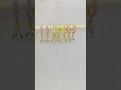 Перовая резьба Белые кубические циркониевые и розовые эмалированные серьги