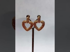 Сердце обнимает серьгу