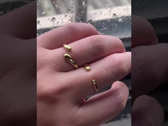 Этот аксессуар, изготовленный вручную из подлинного серебра 925 пробы, сочетает в себе изысканный стиль и долговечность.